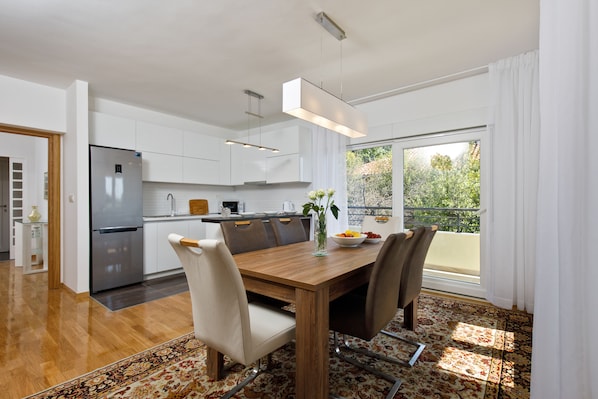 Appartement, 3 chambres, vue partielle sur l'océan | Cuisine privée | Grand réfrigérateur, micro-ondes, four, plaque de cuisson