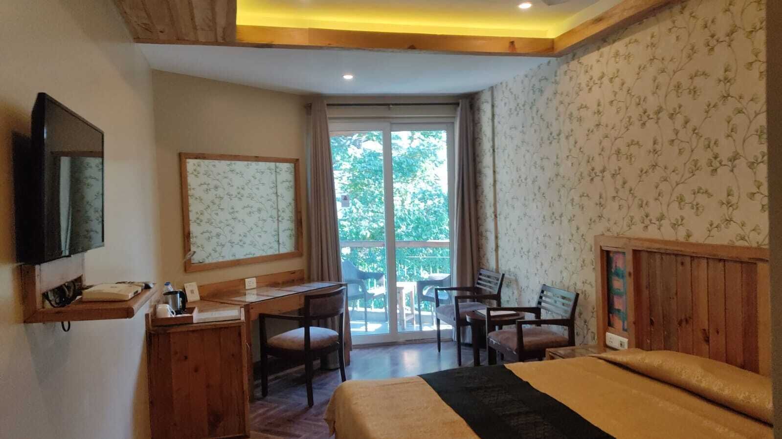 Ropa de cama de alta calidad y caja de seguridad en la habitación 