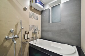 Quarto premium | Banheiro | Chuveiro, produtos de toalete grátis, chinelos, bidê