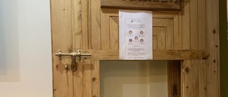 Una porta in legno con un vetro e una targa con la scritta "RESTAURANT" sopra.