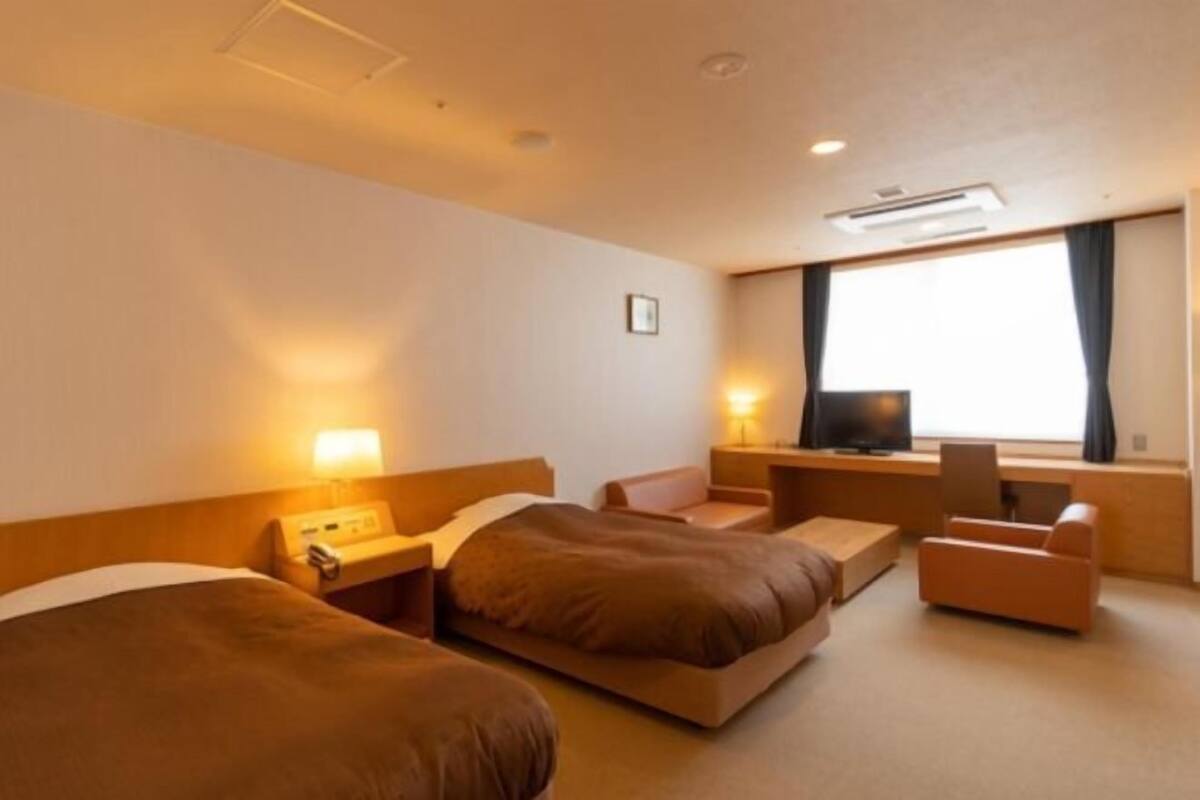 1 soveværelse, pengeskab på værelset, skrivebord, sengetøj