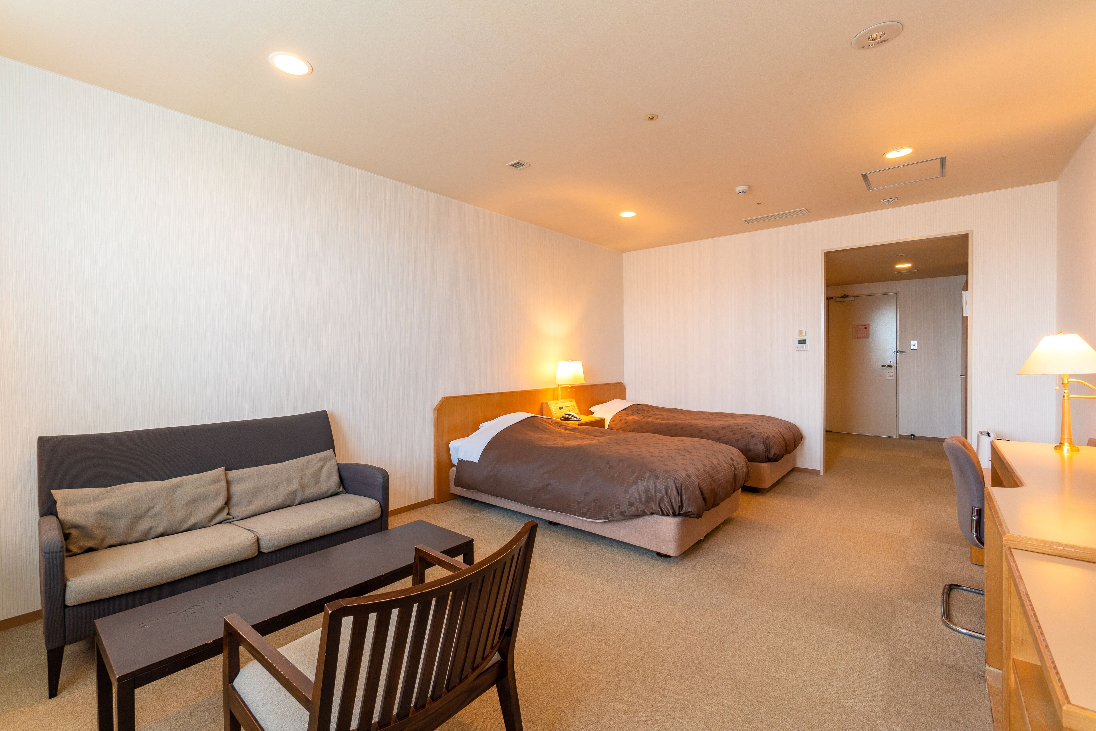 Twin(Triple) Room, Smoking | In-room safe, desk, bed sheets
