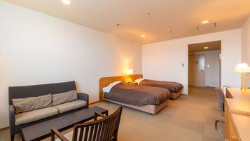 Twin(Triple) Room, Smoking | In-room safe, desk, bed sheets