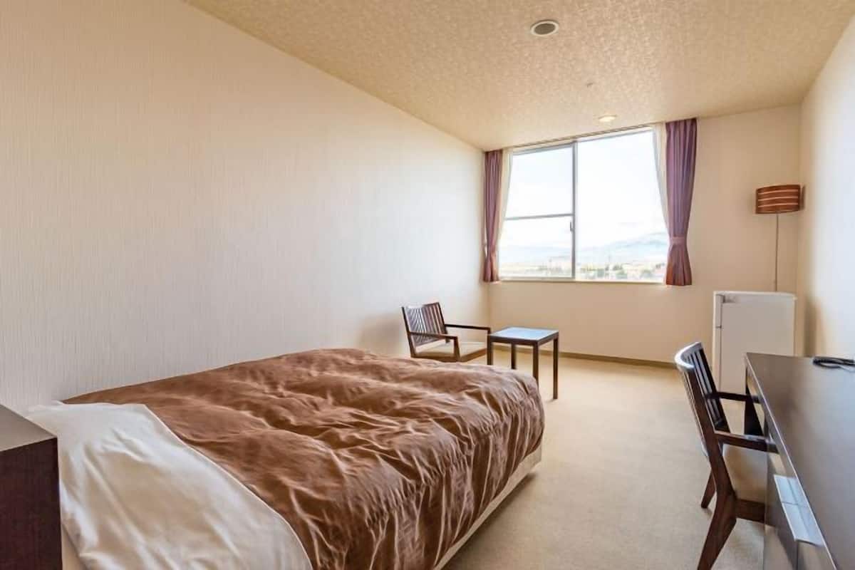 1 quarto, cofres nos quartos, escrivaninha, roupa de cama