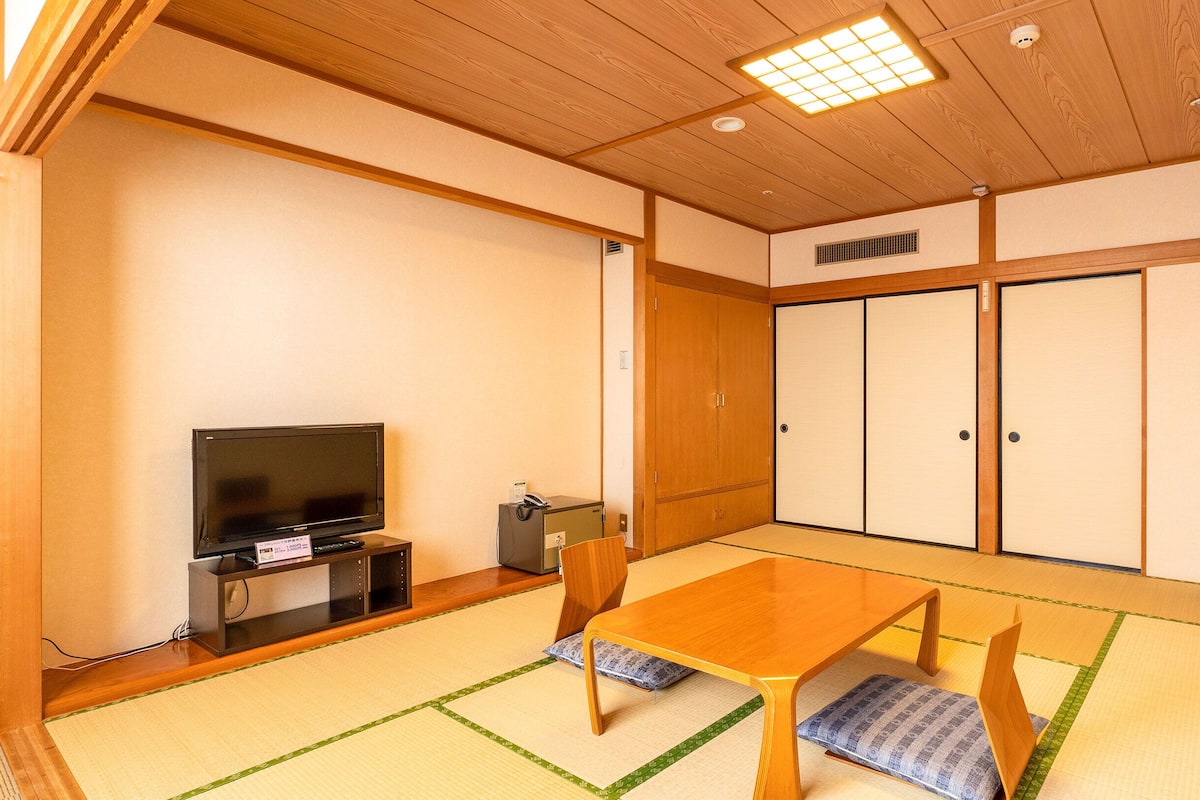 1 quarto, cofres nos quartos, escrivaninha, roupa de cama