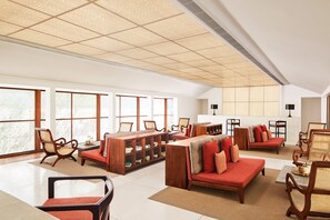 Coin salon dans le hall