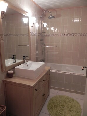 Suite, 2 Schlafzimmer (Opale) | Badezimmer | Badewanne, Handtücher