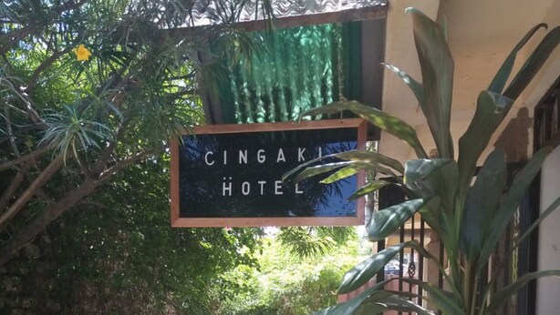 A pathway leading to a building with a sign reading "CINGAKI HOTEL". - Cingaki Hotel (Mombasa)
