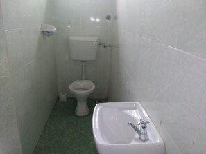 Shower, free toiletries, slippers, towels - Cingaki Hotel (Mombasa)