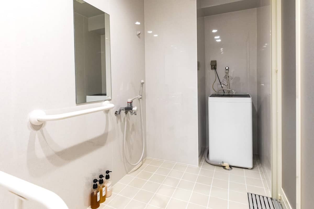 Kamar Double Keluarga | Kamar mandi | Kombinasi shower/bathtub, bathtub besar, dan perlengkapan mandi gratis