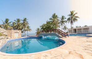Piscine extérieure, chaises longues