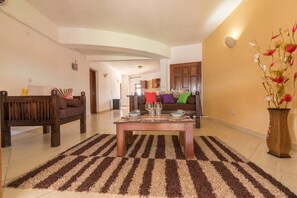 Comfort Cottage | Living area - Cho ka Cottages (Mombasa)