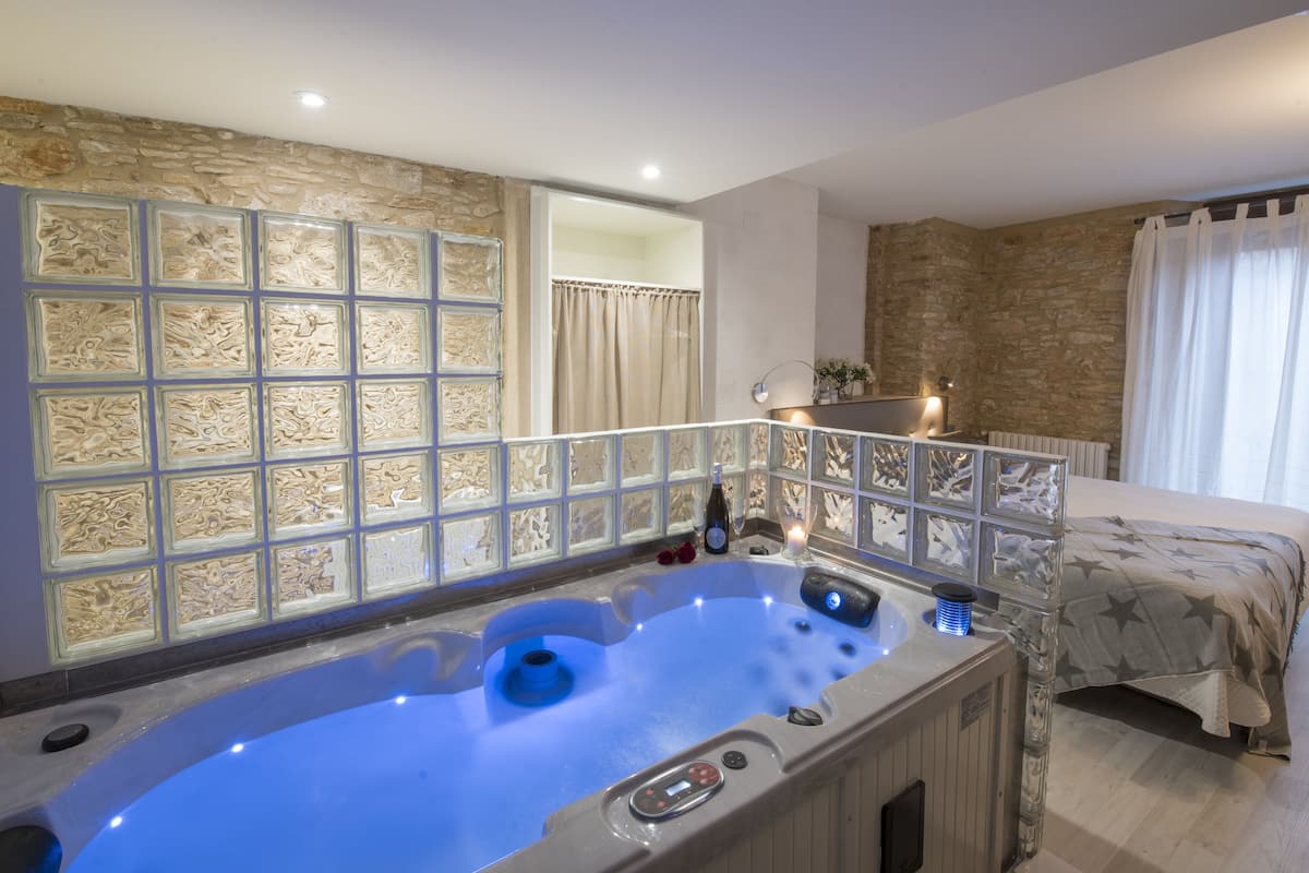 Romantic Suite | Jetted bathtub