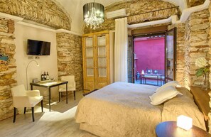 Minibar, in-room safe, individually decorated, individually furnished - Hotel Spa Classic Begur (Begur)