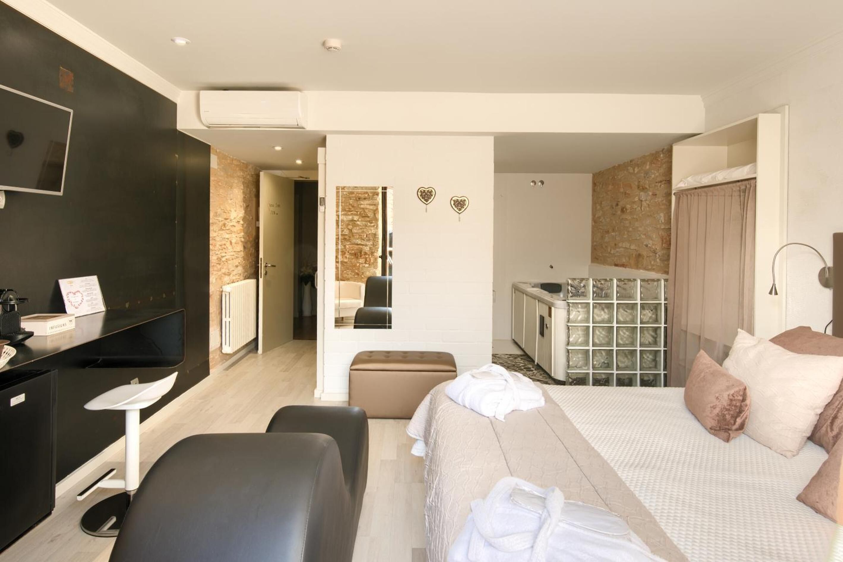 minibar, in-room safe, individually decorated, individually furnished