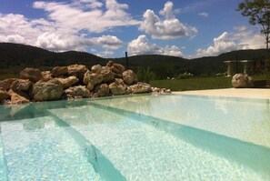 Piscine extérieure (ouverte en saison), chaises longues