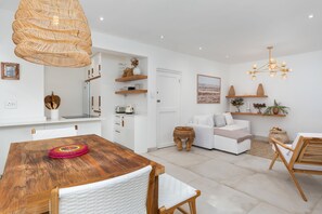 Căn hộ tiện nghi đơn giản, quang cảnh núi | Khu vực ăn uống tại phòng