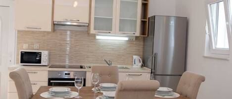 Microwave, oven, dishwasher, coffee/tea maker