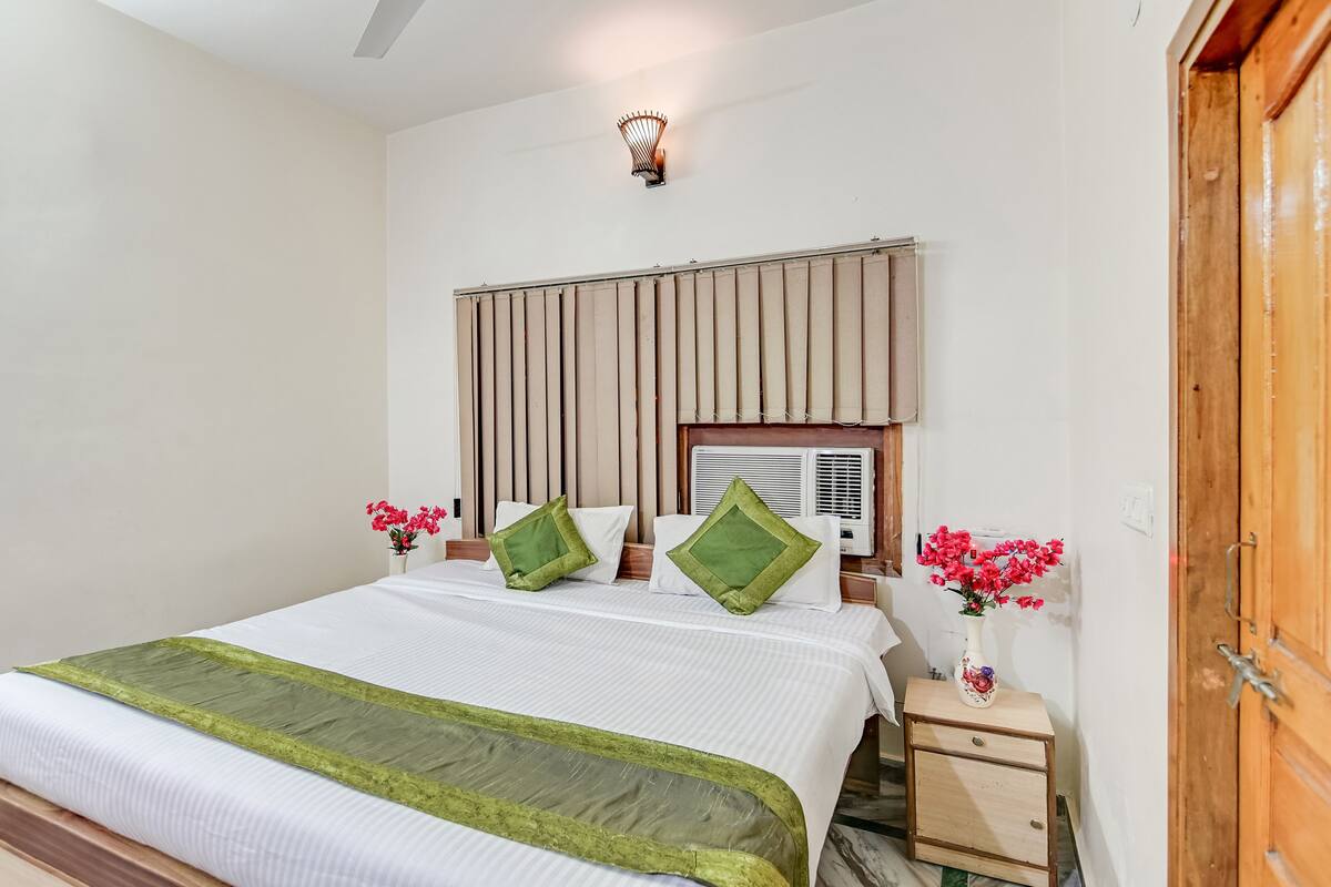 Standard Room, 1 King Bed | Iron/ironing board, rollaway beds, free WiFi, bed sheets