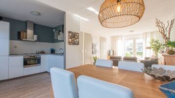 Kylskåp, mikrovågsugn, ugn och spishäll