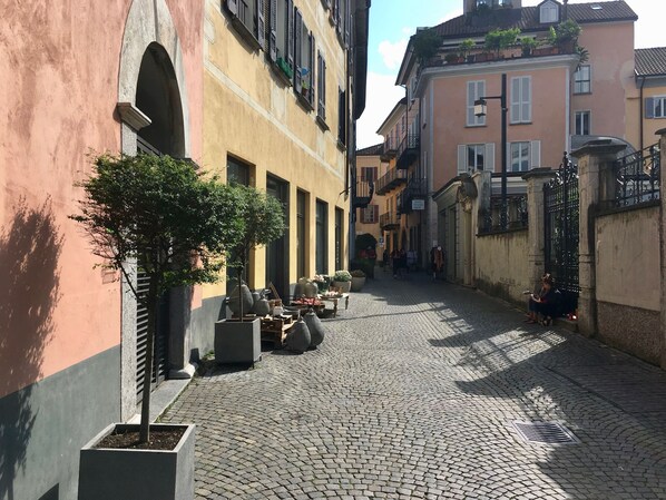 Vista frontal de la propiedad