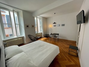 City Studio, 1 Queen Bed | Premium bedding, individually decorated, individually furnished