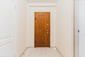 Skrivebord, strykejern/-brett, wi-fi (inkludert) og sengetøy