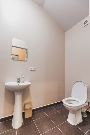 Dusj, toalettartikler (inkludert), hårføner og tøfler