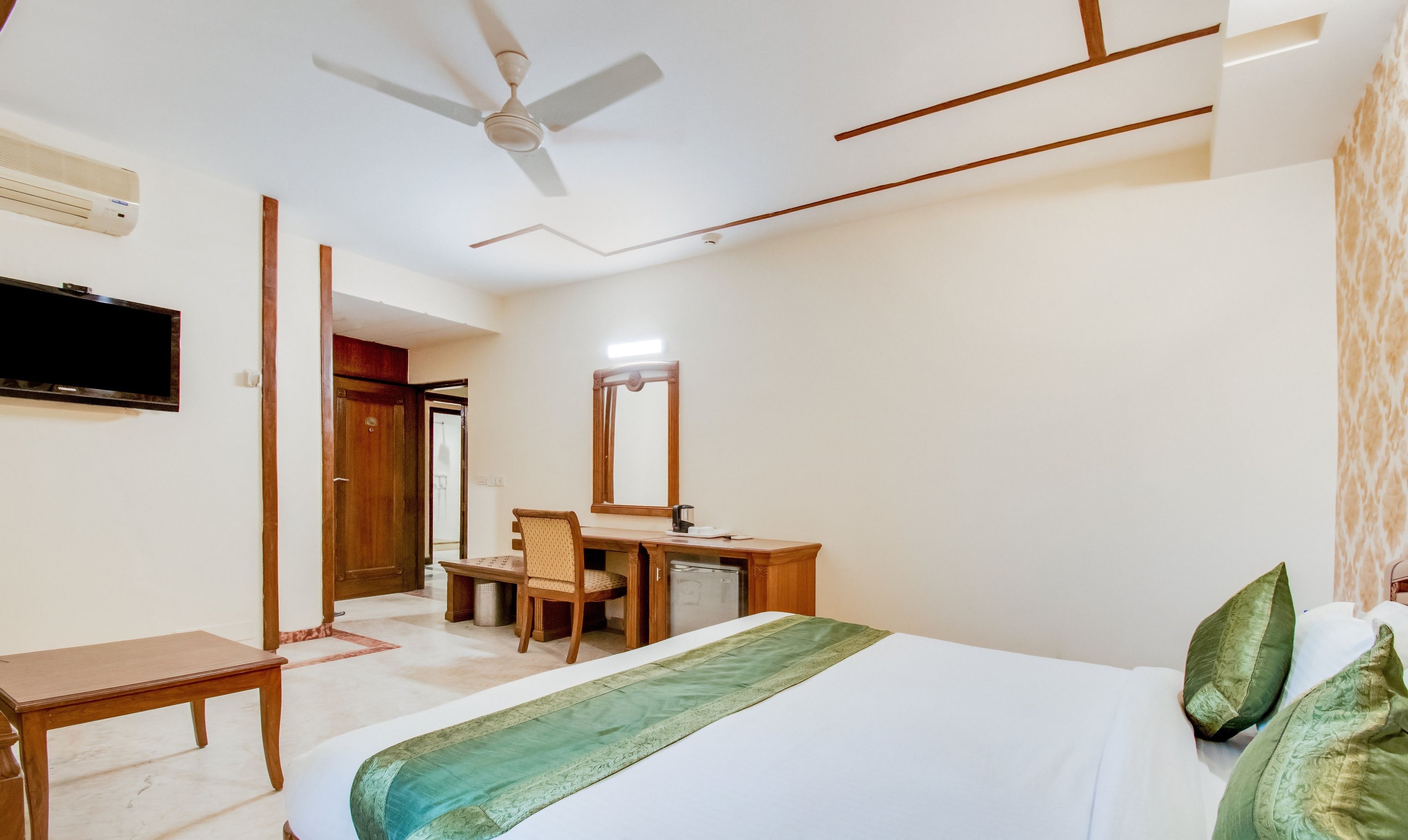 华丽客房 | 办公桌、折叠床/加床（额外收费）、免费 WiFi、床单