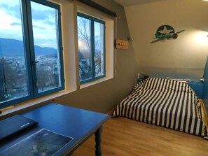 3 chambres, fer et planche à repasser, Wi-Fi, draps fournis