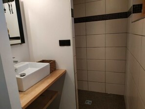 Haartrockner, Handtücher, Seife, Toilettenpapier