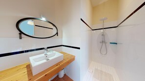 Douche, sèche-cheveux, serviettes fournies, savon