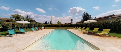 Una piscina al aire libre