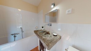 Baignoire, sèche-cheveux, serviettes fournies, savon
