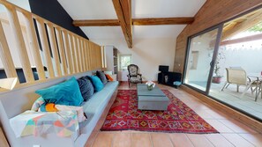 Televisie, een open haard en boeken