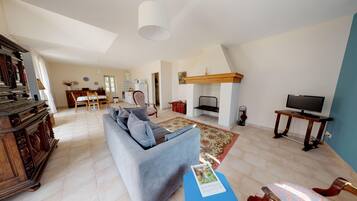 Télévision, cheminée, livres