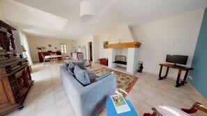 Télévision, cheminée, livres