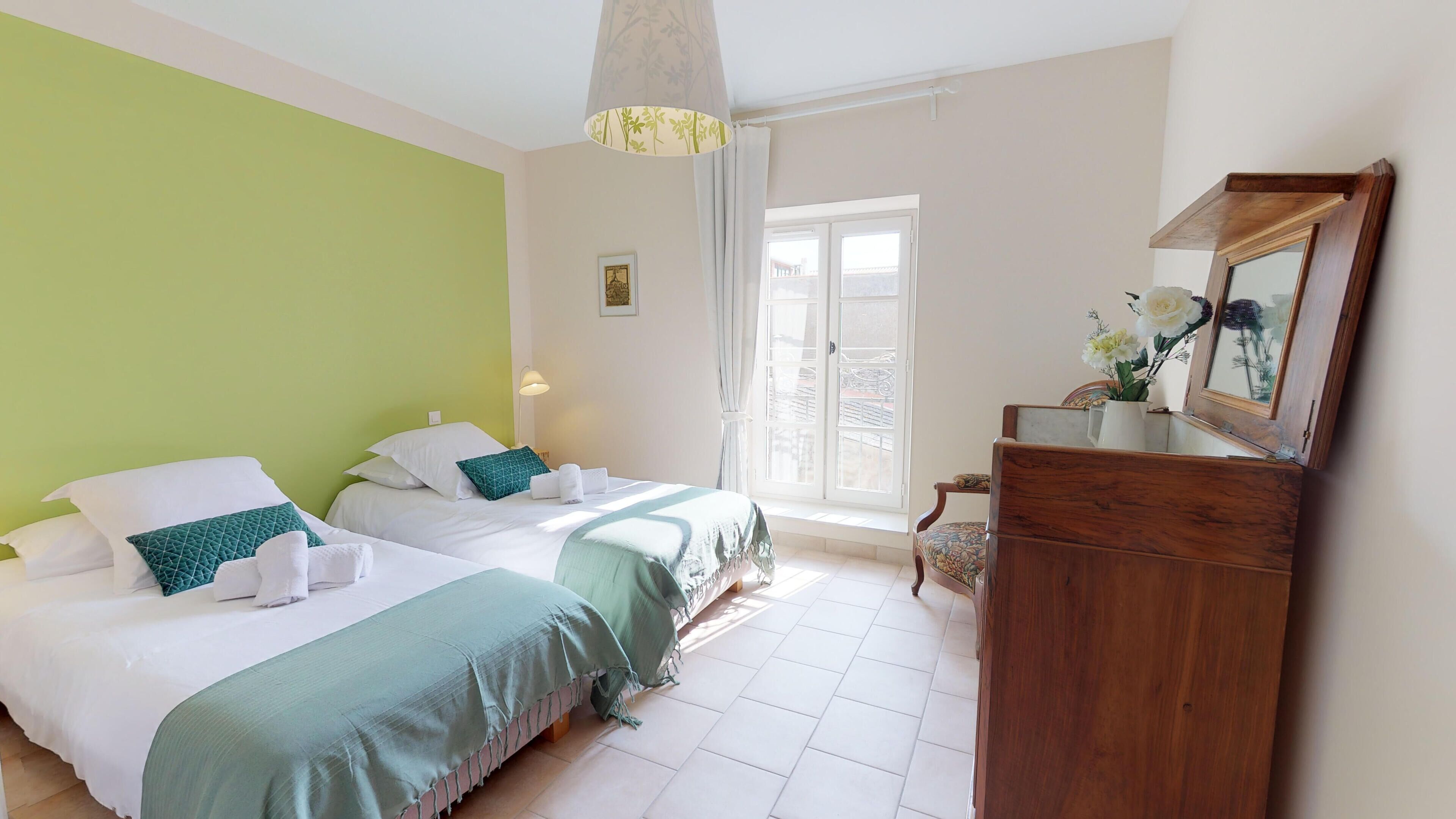 2 chambres, fer et planche à repasser, lit parapluie, Wi-Fi gratuit