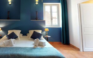 A bedroom with a bed, two bedside tables, a window with curtains, and a door. - Welcome to the Paul Huc estate (Fabrezan)