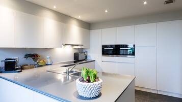 Een koelkast, een microgolfoven, een oven, een kookplaat