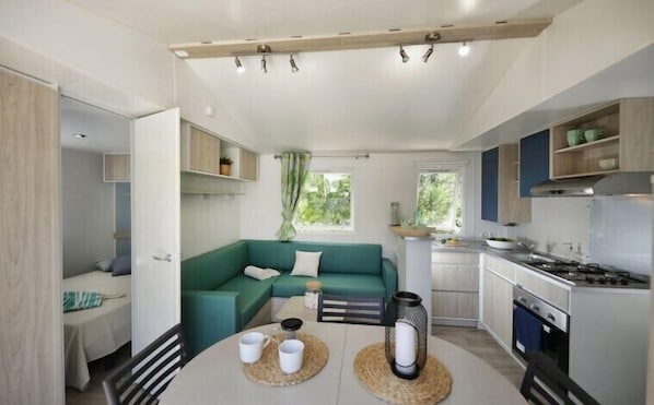Mobile Unterkunft, 3 Schlafzimmer | Eigene Küche | Kühlschrank, Mikrowelle, Herdplatte, Wasserkocher mit Kaffee-/Teezubehör