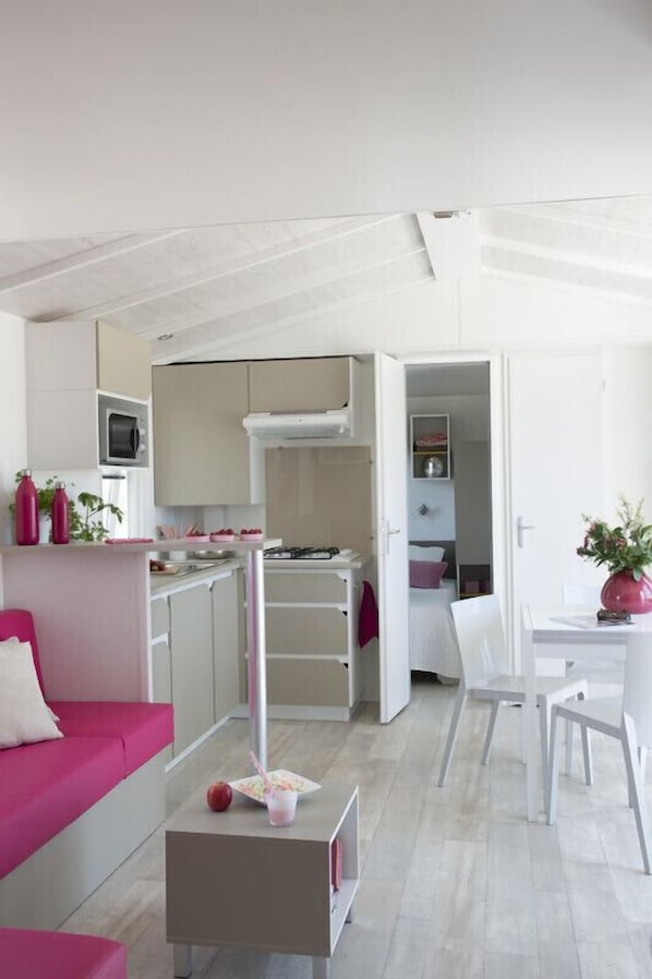 Casa móvil, 4 habitaciones | Zona de estar | Una televisión