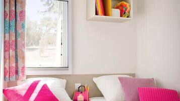 Mobile Home, 4 Bedrooms | Cots/infant beds