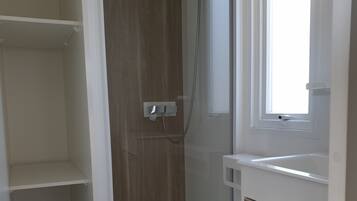 Mobile Home, 2 chambres | Salle de bain | Douche, savon, shampoing, papier toilette