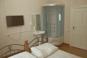 Standard dubbelrum - privat badrum | Badrum | Dusch, hårtork och handdukar