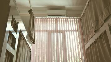 Tabla de planchar con plancha, wifi gratis, ropa de cama