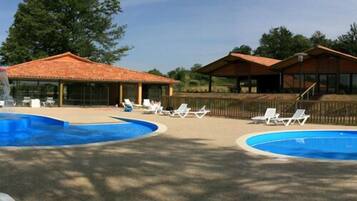 Indoor pool, seasonal outdoor pool, pool loungers