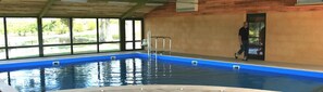 Innenpool, Außenpool (je nach Saison geöffnet), Liegestühle