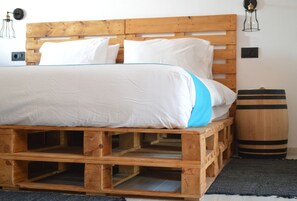 Ropa de cama de alta calidad y caja de seguridad en la habitación 