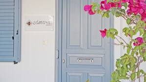 A blue door with a handle and a sign above it. - Camara Studio Mykonos (Mykonos)